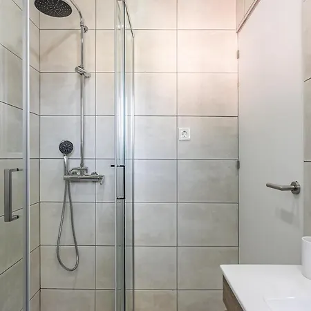 Hip And Spacious Tm Flat In Areeiro Lisboa
