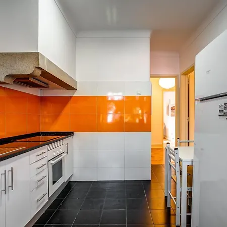 Hip And Spacious Tm Flat In Areeiro *