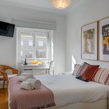 Hip And Spacious Tm Flat In Areeiro *