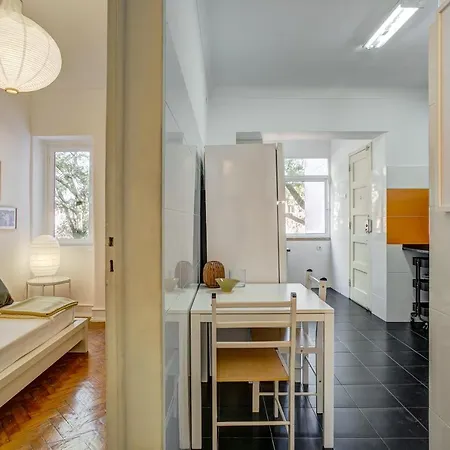 Hip And Spacious Tm Flat In Areeiro *