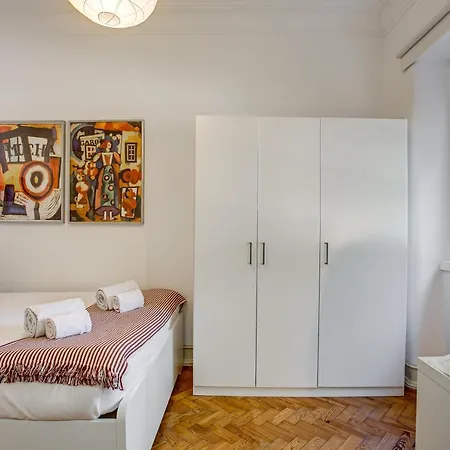 Hip And Spacious Tm Flat In Areeiro Apartment