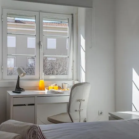 Hip And Spacious Tm Flat In Areeiro * Lisbon