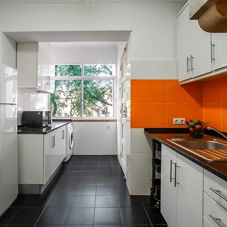 Hip And Spacious Tm Flat In Areeiro 리스본