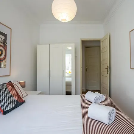 Hip And Spacious Tm Flat In Areeiro * Lisbon