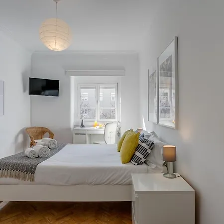 Hip And Spacious Tm Flat In Areeiro Apartment *