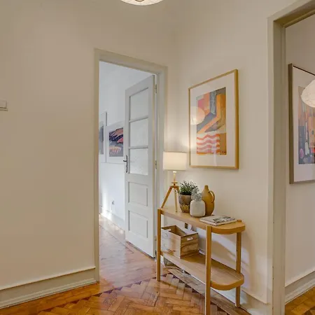 Hip And Spacious Tm Flat In Areeiro *
