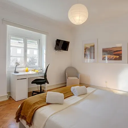 Hip And Spacious Tm Flat In Areeiro *