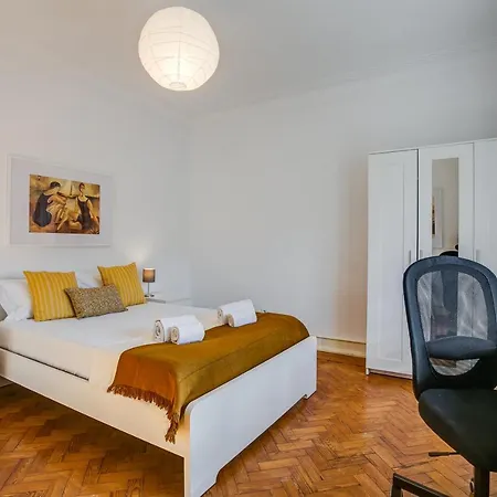 Hip And Spacious Tm Flat In Areeiro * Lisbon
