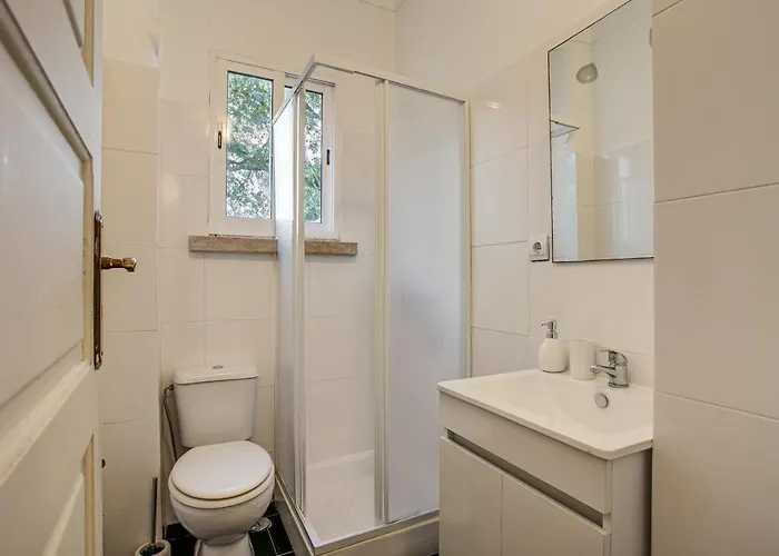 Hip And Spacious Tm Flat In Areeiro Appartamento Lisbona