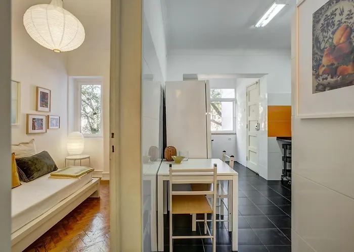 Hip And Spacious Tm Flat In Areeiro *