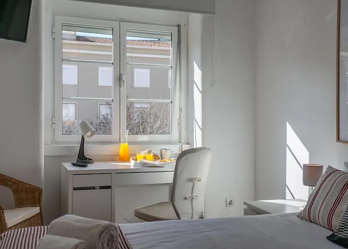 Hip And Spacious Tm Flat In Areeiro * Lisbona