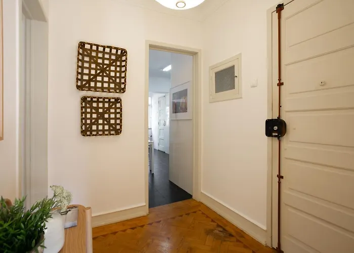 Hip And Spacious Tm Flat In Areeiro Lisbona