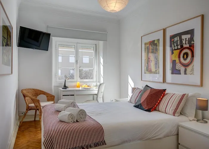 Hip And Spacious Tm Flat In Areeiro *