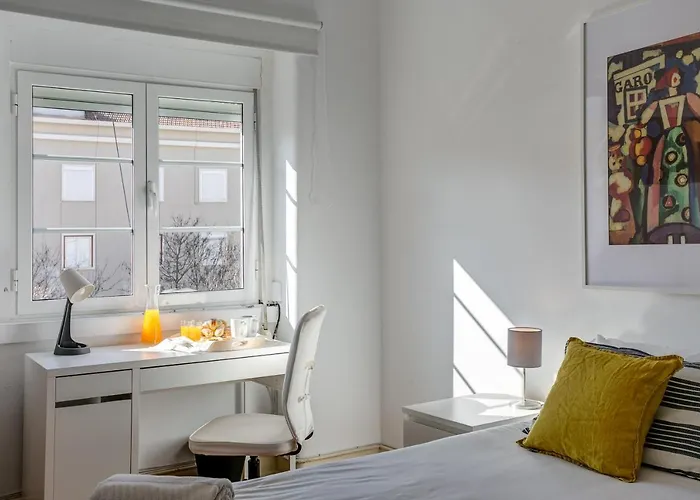 Hip And Spacious Tm Flat In Areeiro * Lisbona