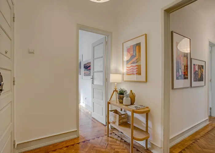 Hip And Spacious Tm Flat In Areeiro *