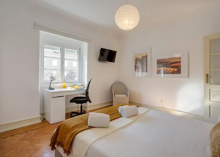 Hip And Spacious Tm Flat In Areeiro *