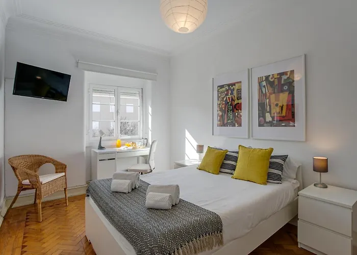 Hip And Spacious Tm Flat In Areeiro Appartamento