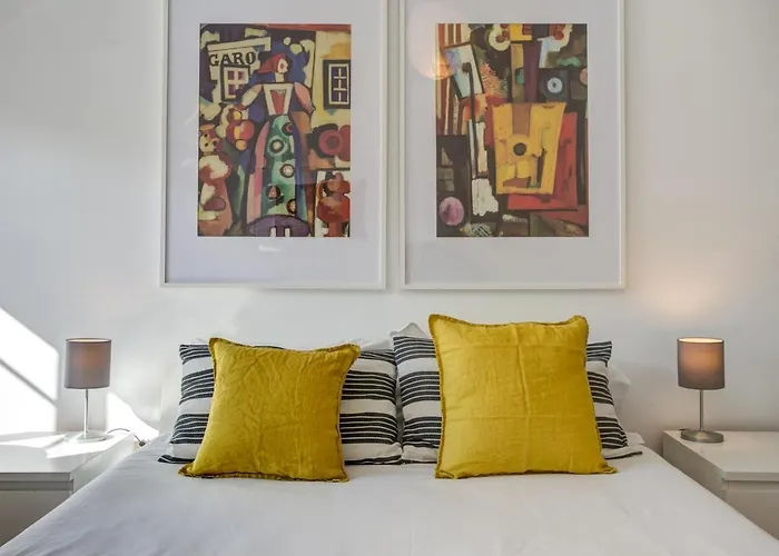 Hip And Spacious Tm Flat In Areeiro Appartamento Lisbona