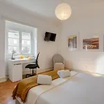 Hip And Spacious Tm Flat In Areeiro *