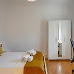 Hip And Spacious Tm Flat In Areeiro Appartamento Lisbona