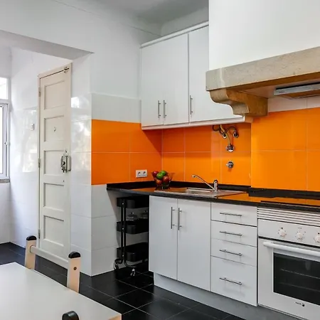 Hip And Spacious Tm Flat In Areeiro 아파트 리스본