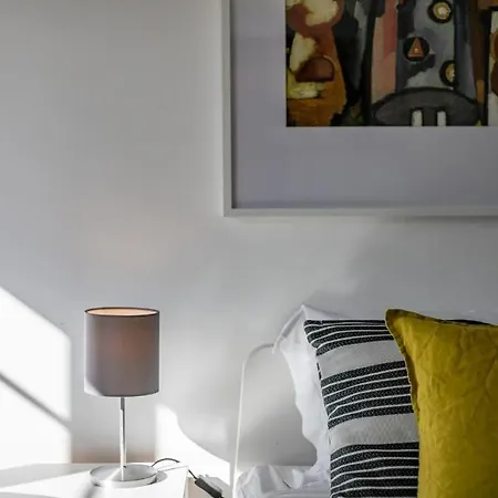 Hip And Spacious Tm Flat In Areeiro شقة