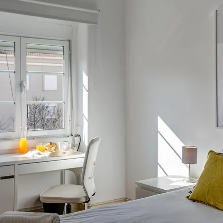 Hip And Spacious Tm Flat In Areeiro * 리스본