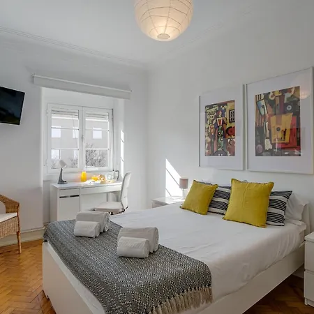 Hip And Spacious Tm Flat In Areeiro 아파트