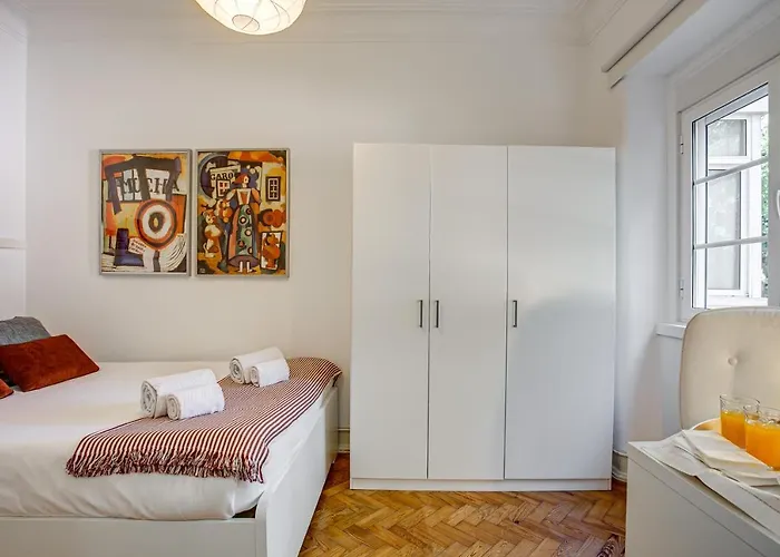 Hip And Spacious Tm Flat In Areeiro Apartment